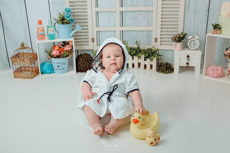 Drica Studio - Drica Studio Fotografias - Xinguara Pará - ensaio cenário de banho - Studio - acompanhamento mensal - infantil - bebes - banheira - capuz - patos - menina