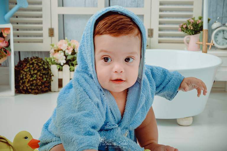Drica Studio - Drica Studio Fotografias - Xinguara Pará - cenário de banho - fotos de bebe - acompanhamento infantil - mêsvesario - menino - roupão azul - capuz 