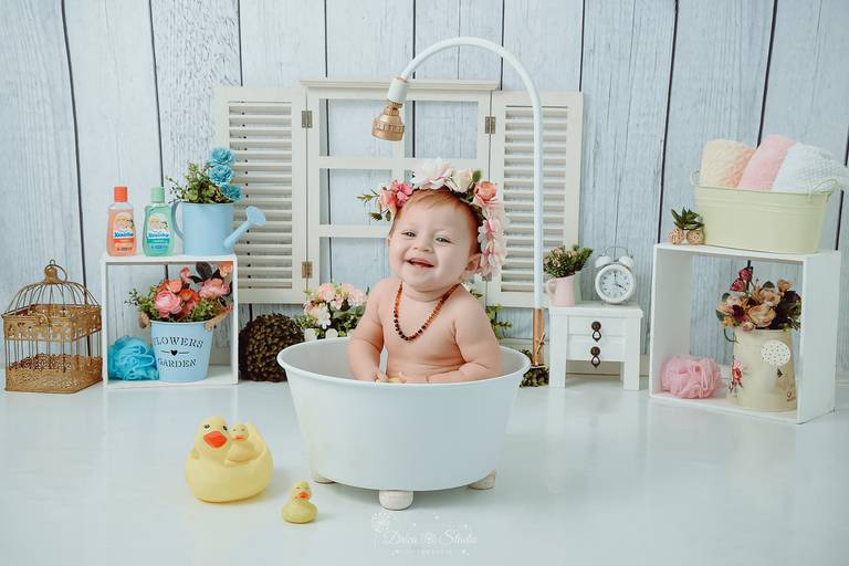 Drica Studio - Drica Studio Fotografias - Xinguara Pará - ensaio cenário de banho - Studio - acompanhamento mensal - bebes - banheira - patos - menina - coroa flores 