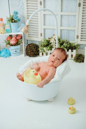 Drica Studio - Drica Studio Fotografias - Xinguara Pará - ensaio cenário de banho - Studio - acompanhamento mensal - infantil - bebes - banheira -capuz - patos - menino 