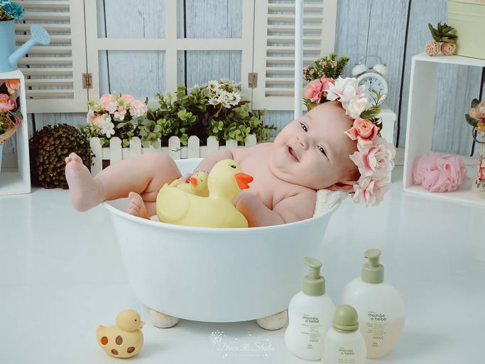 Drica Studio - Drica Studio Fotografias - Xinguara Pará - ensaio cenário de banho - Studio - acompanhamento mensal - bebes - banheira -capuz - patos - menina - coroa flores 