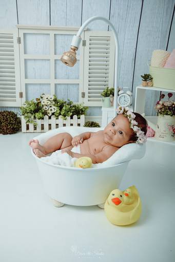 Drica Studio - Drica Studio Fotografias - Xinguara Pará - ensaio cenário de banho - Studio - acompanhamento mensal - bebes - banheira -capuz - patos - menina - coroa flores 