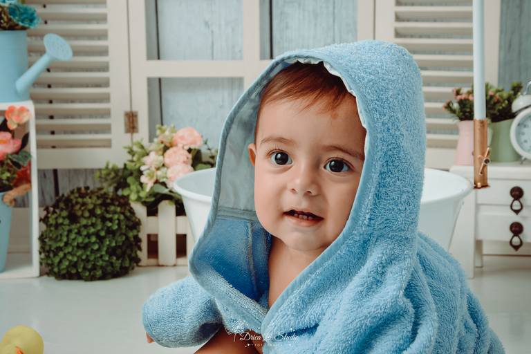 Drica Studio - Drica Studio Fotografias - Xinguara Pará - cenário de banho - fotos de bebe - acompanhamento infantil - mêsvesario - menino - roupão azul - capuz 