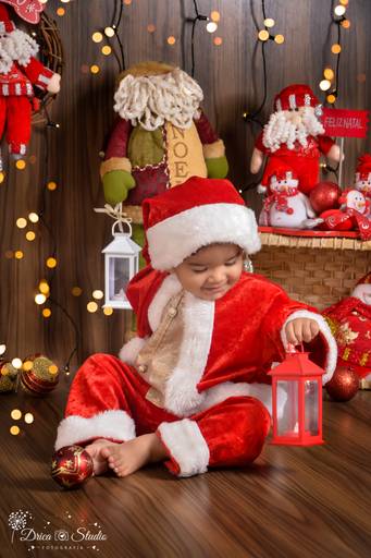 Ensaio de Natal- Presente de Natal- Meu Primeiro Natal-Fotografa de família-olhando para a luminária-pisca pisca-newborn-sessão de Natal-infantil-acompanhamento-Drica Studio fotografia-fotógrafa em Xinguara-Fotografa de bebês-Pará.