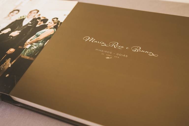 Detalhe de álbum de casamento aberto