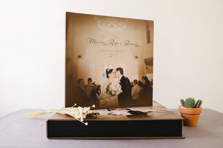 album de casamento sobre a caixa em cima da mesa