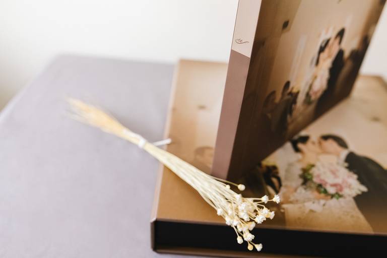 detalhe de álbum de casamento em cima da mesa