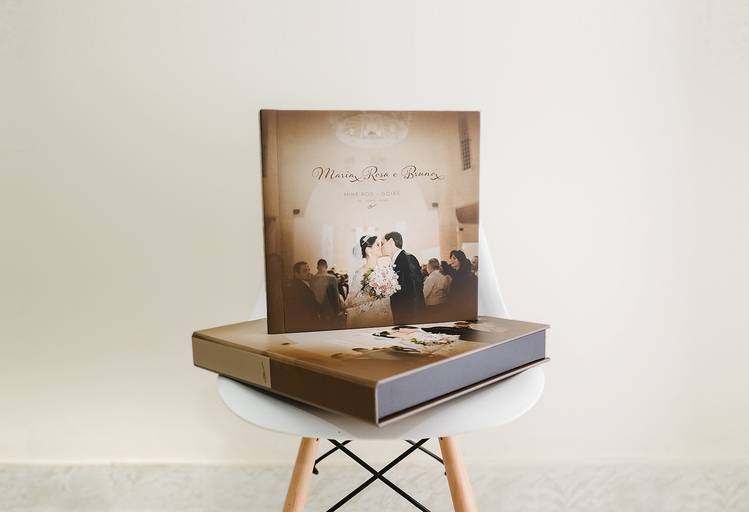 album de casamento sobre a caixa em cima da cadeira