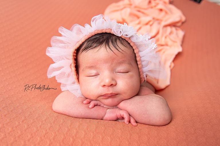 Foto de bebe de gorrinho e calça salmão de queixinho