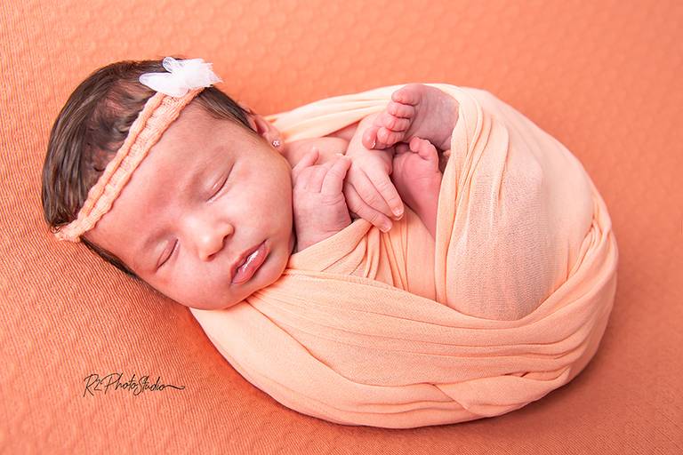 Foto de bebe enrolada em wwrap salmão