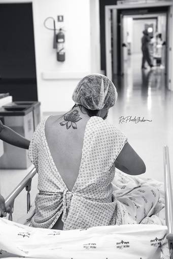 Foto de Mamãe na maca a caminho do Centro Obstétrico