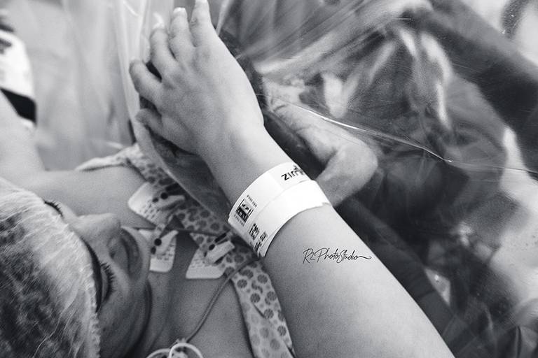 Foto de primeiro contato da mamãe com seu filho