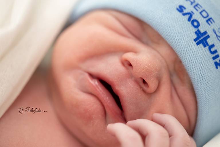 Foto de Bebe com gorrinho do hospital São Luiz
