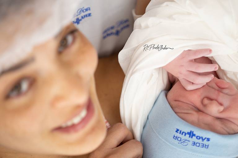 Foto de Mamãe posando com seu bebe recém nascido