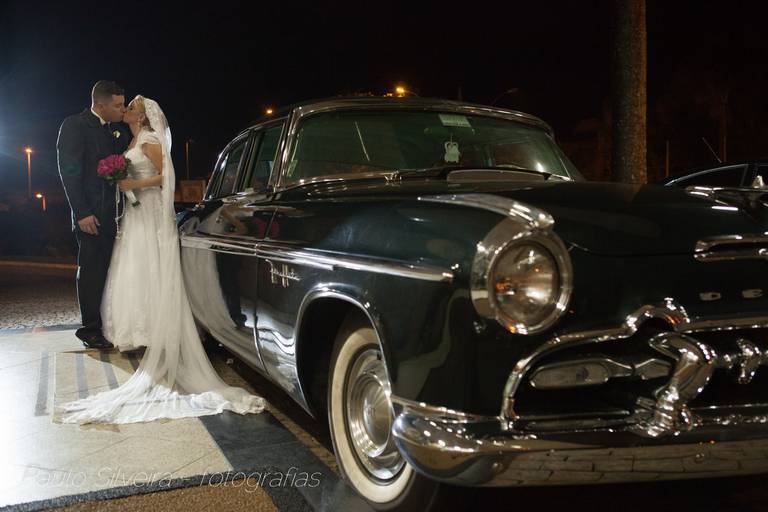 noivos beijando em frente hotel