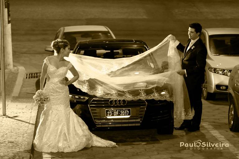 Noiva com noivo carro preto e branco