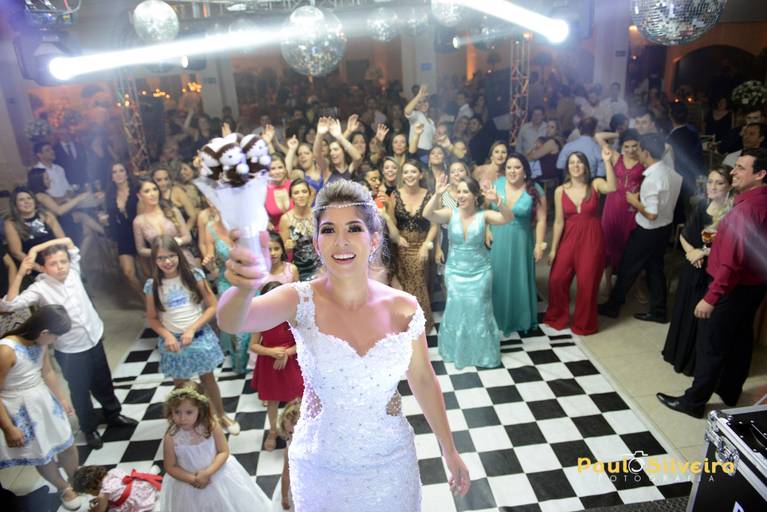 noiva jogando um lindo buque