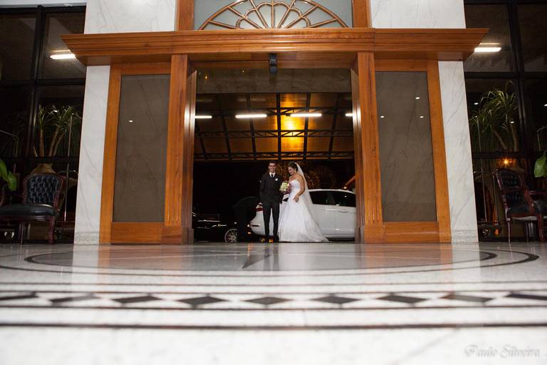 noivos entrando em hotel marques Plaza