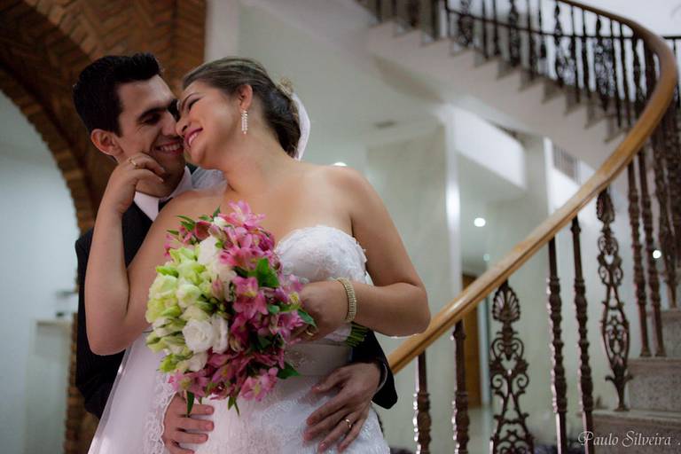 noivos ao pé de escada muito linda