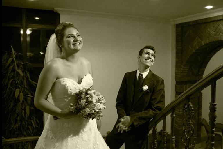 sépia noivos na escada de hotel