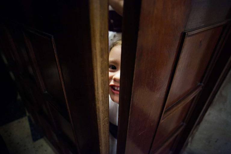 criança-porta-igreja