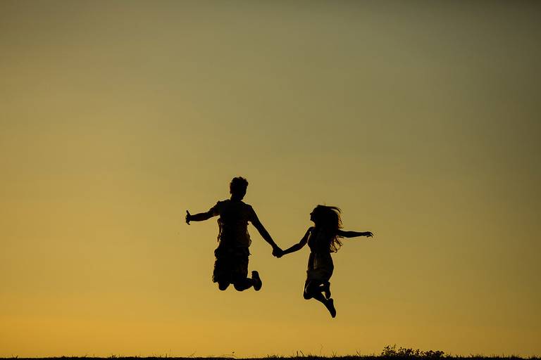 ensaio-noivos-pulando