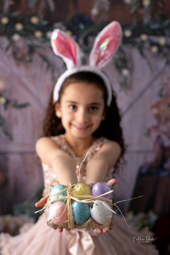 Cinthia Toledo, fotógrafa, mini sessão, pascoa, pascoa 2021, Malden-MA, fotografia infantil, cenário páscoa, ensaio fotográfico infantil, menina