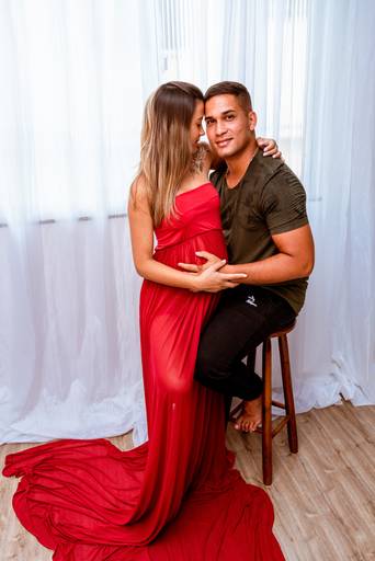 Gestante com marido no ensaio fotógrafico.