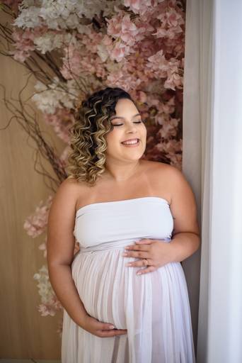 Ensaio fotógrafico gestante no estudio.