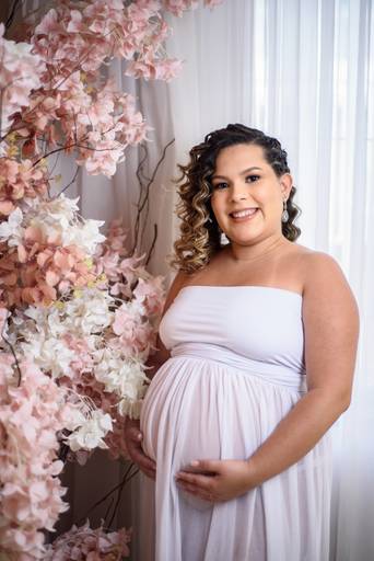 Gestante com vestes brancas .