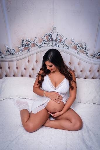 Ensaio de gestante com vestes brancas 