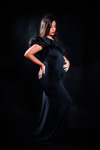 Gestante com vestido preto