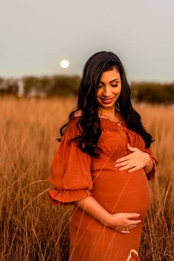 Fotografias de gestante ao entardecer 