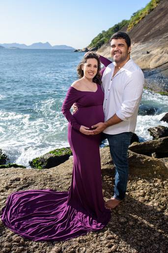 Casal fazendo ensaio de gestante