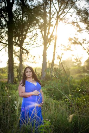 Gestante de Vestido azul na floresta 