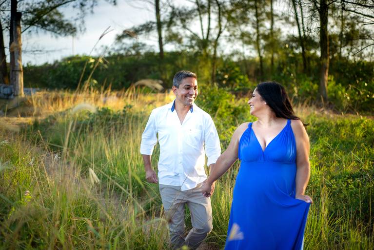 casal na floresta fazendo ensaio de gestante 