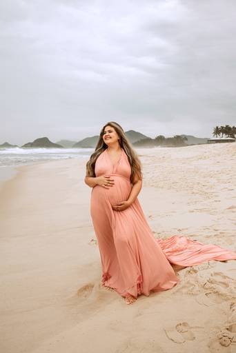 Gestante feliz na praia 