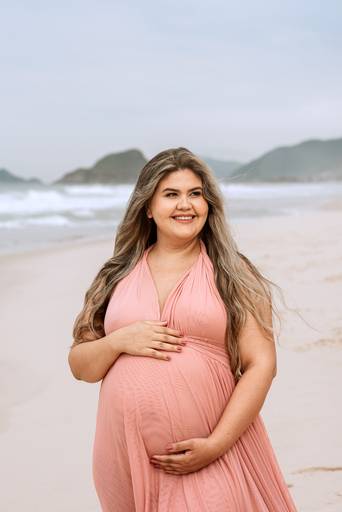 Gestante de Vestido rose na praia 