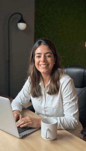 Foto casual em camisa branca