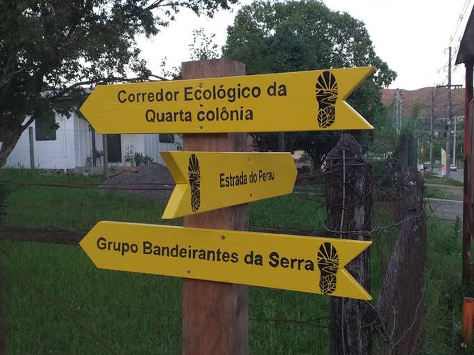 Placas na estrada do Perau