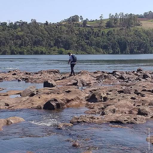 Arqueólogo ao longe