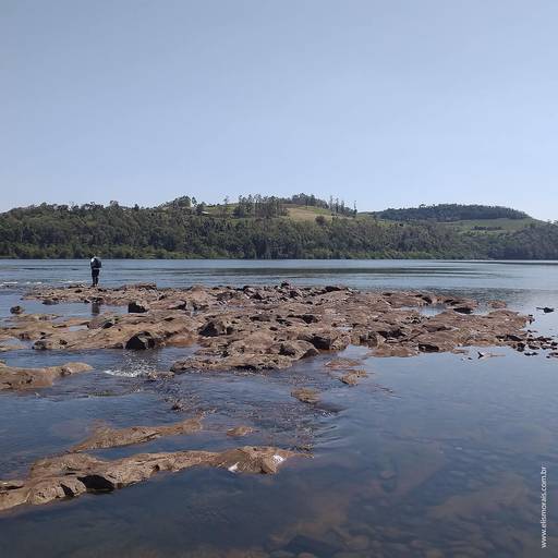 tentando atravessar o Rio