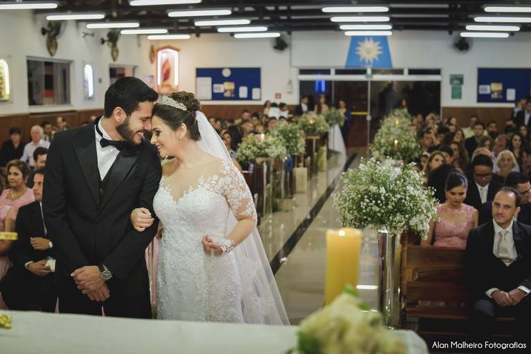 casamento-de-dia-fotógrafo-de-casamento-fotógrafo-em-Marília-Noivo-Noiva-vestido-pré-wedding-fotógrafoemmarília-aliança-casamento-fotos-bolo-zankyu-albumdecasamento-Chosmalal-Marília-SP-Igreja Maria Mãe