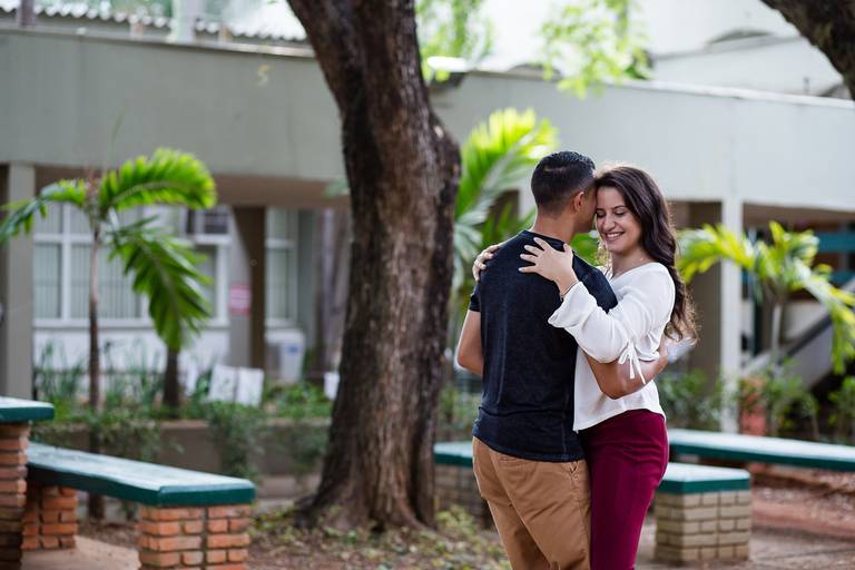 ensaio-pre-wedding-na-unicamp-noivos-dançando-simulando-o-dia-em-que-se-conheceram