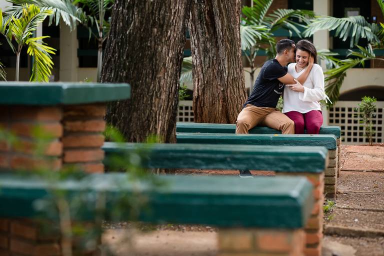 ensaio-pre-wedding-na-unicamp-noivos-namorando-simulando-o-dia-em-que-se-conheceram