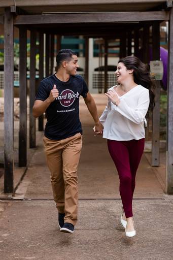 ensaio-pre-wedding-na-unicamp-em-campinas-noivos-correndo-para-namorar
