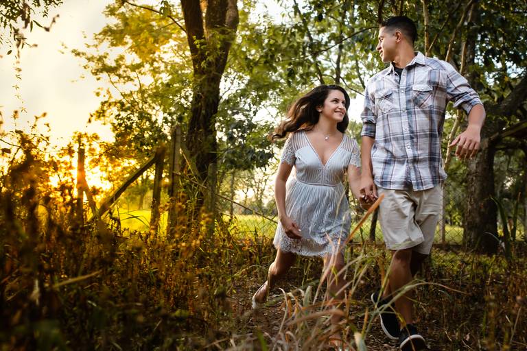 noivos-correndo-em-barao-geraldo-relembrando-infância-ensaio-pre-wedding-em-campinas