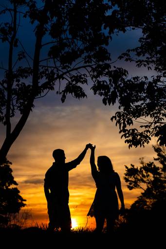 silhueta-dos-noivos-dançando-em-ensaio-pre-casamento-em-barão-geraldo-campinas-sp