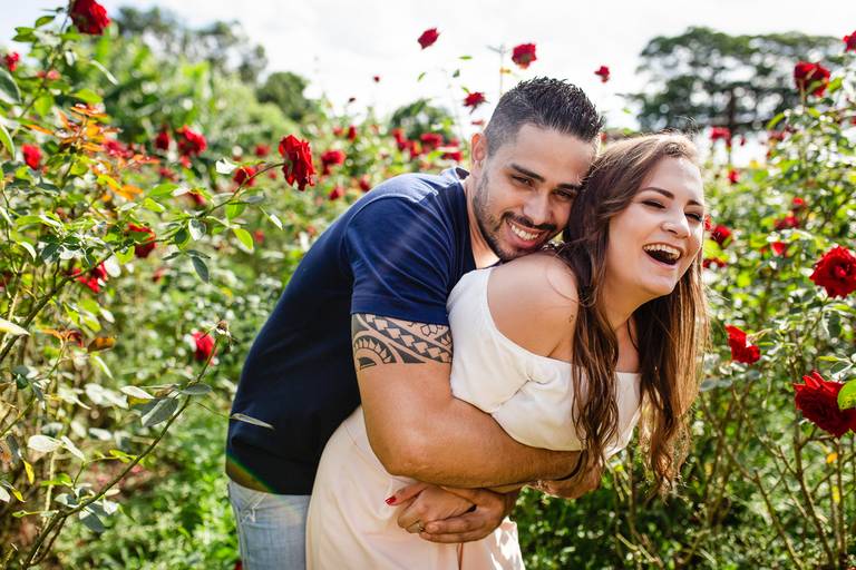 noivos-divertidos-em-ensaio-pre-wedding-em-roseiral-de-holambra-sp