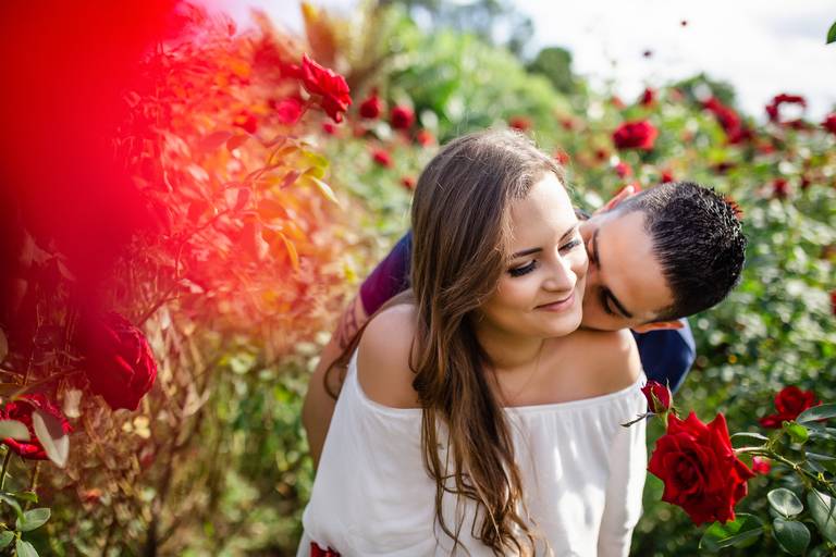 noivos-na-roseira-em-ensaio-pre-wedding-em-holambra-sp